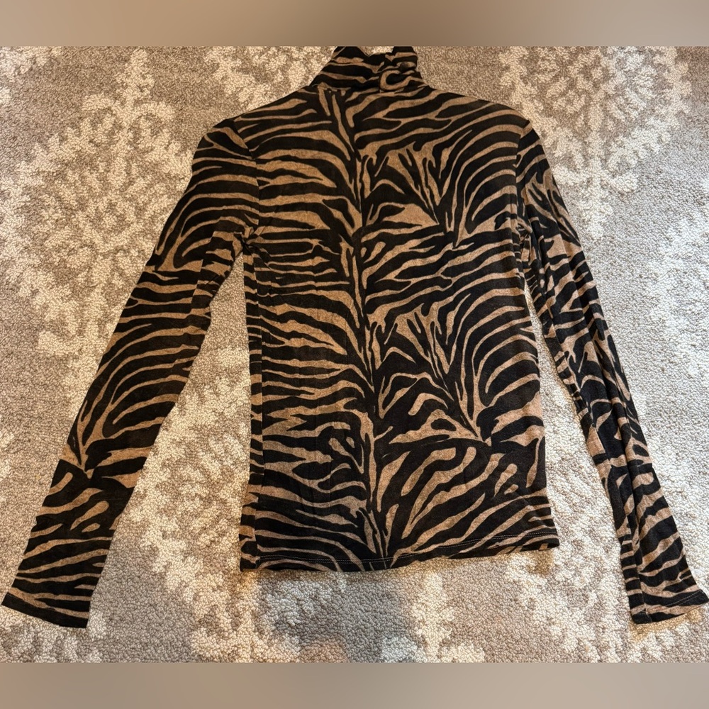 Express Animal Print Top🖤 - Picture 10 of 11